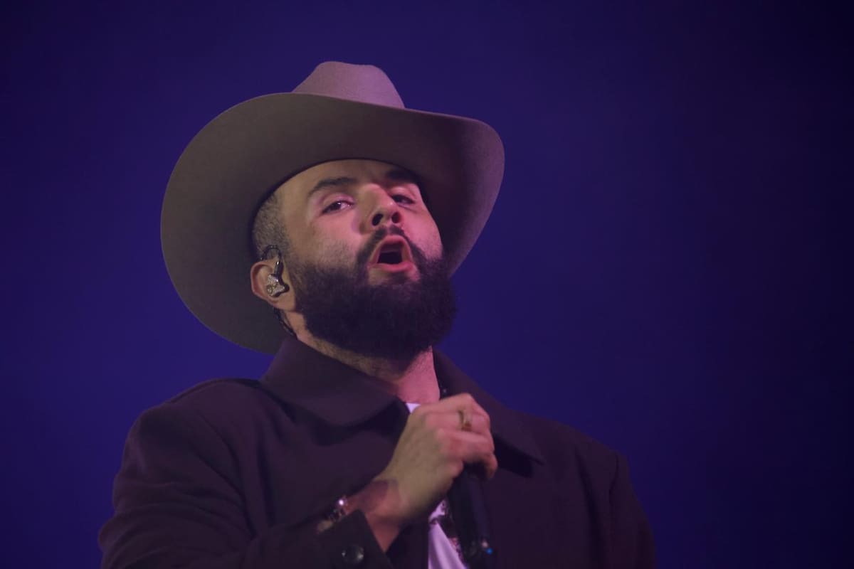 Arropado de sus músicos y una tejana sobre el techo, el sonorense arrancó en punto de las 23:40 horas.