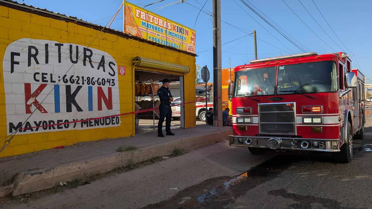 El cuerpo de bomberos atendió el incendio registrado en horas de la tarde en Hermosillo. Foto: Julián Ortega.