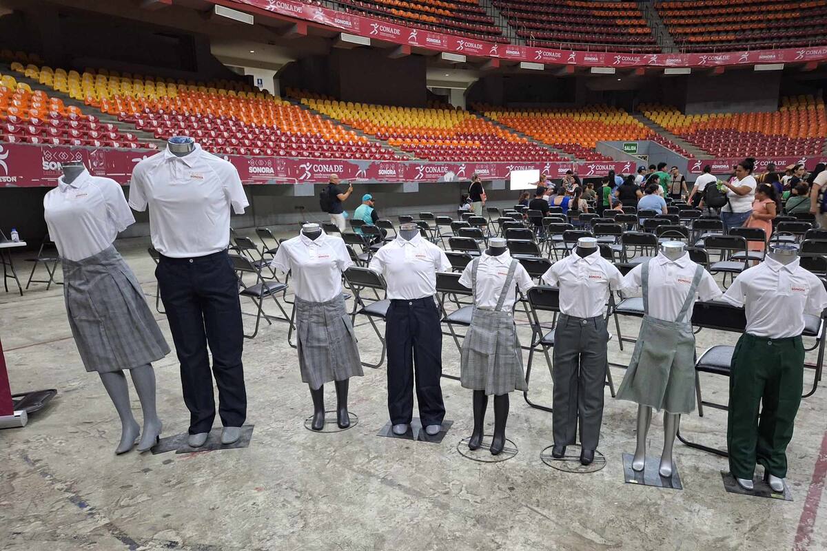 Entrega de uniformes escolares gratuitos en Hermosillo