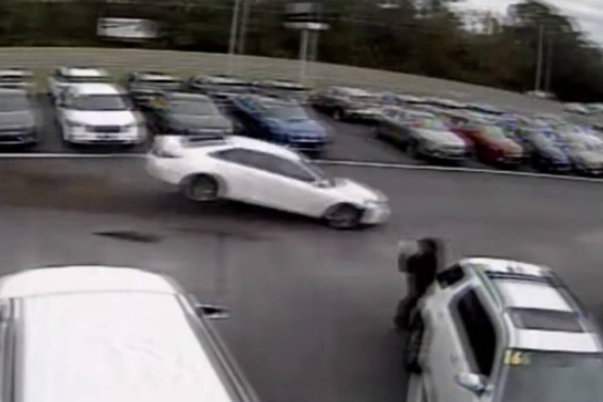 Este salto increíble sobre una fila de autos es en realidad un accidente