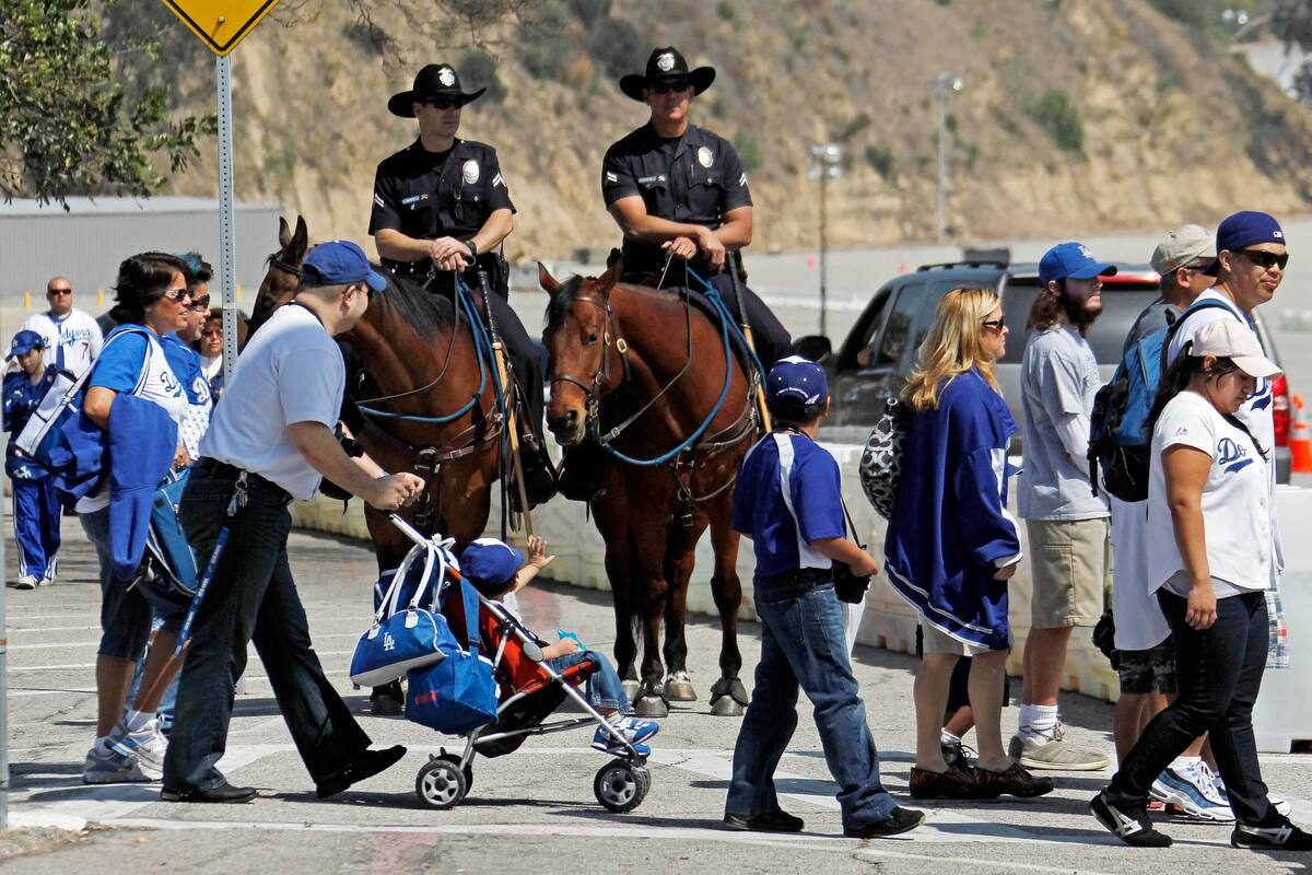 Aficionado agredido en estacionamiento de Dodger Stadium demandará al equipo