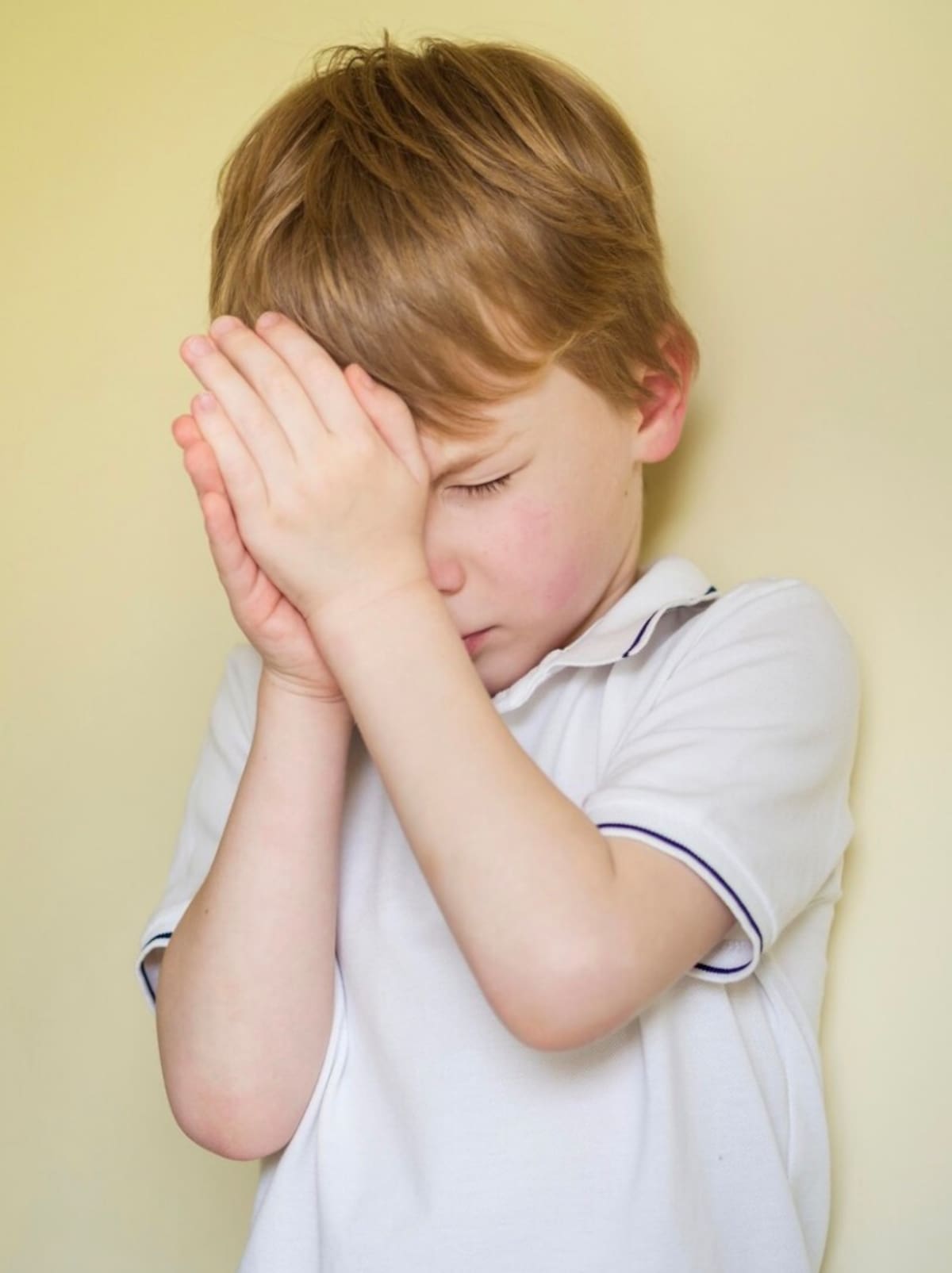 Situaciones traumáticas durante la infancia pueden llevar a la pérdida de memoria de esos años debido a un mecanismo de protección del cerebro conocido como "amnesia disociativa". Este fenómeno ocurre cuando el cerebro, en un intento por protegerse del dolor emocional intenso, bloquea los recuerdos traumáticos para evitar el sufrimiento asociado