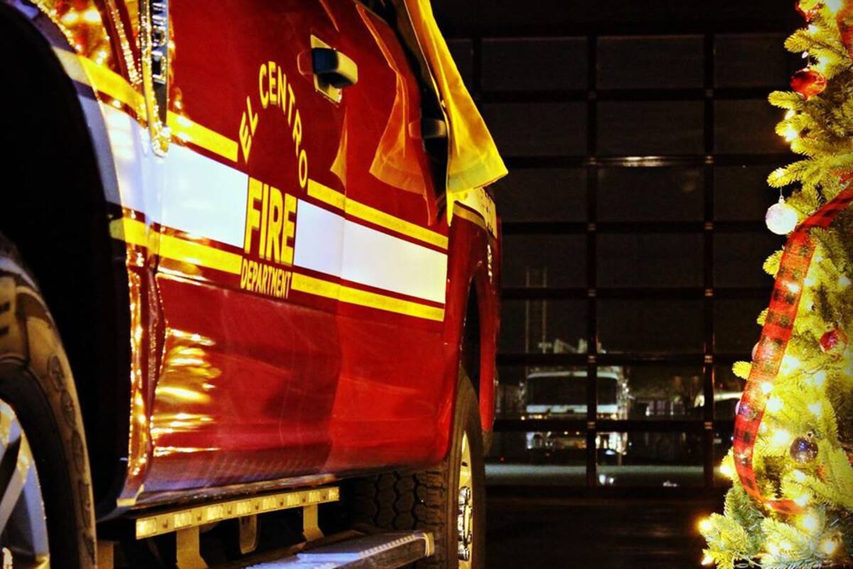 Tres bomberos heridos en incendio de almacenes de El Centro