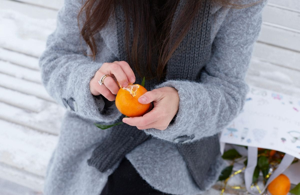 Por qué no debes pelar la naranja con la mano: expertos explican cómo esta práctica limita los aceites naturales de la cáscara y reduce sus propiedades en remedios caseros | Foto: Especial (canva)