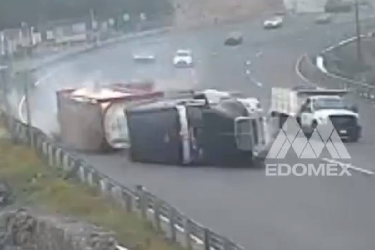 VIDEO: Así fue la volcadura de un tráiler sobre la autopista México-Toluca