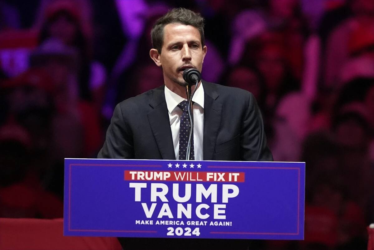 Tony Hinchcliffe, el humorista contratado por la campaña de Trump, perjudicó la imagen de Trump en su evento tras chistes racistas y burlas hacia latinos, afroamericanos y judíos. | Crédito: AP