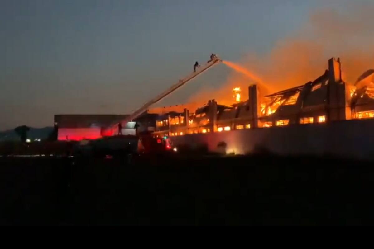 Se consume bodega de cartón tras incendio en Chalco, Edomex