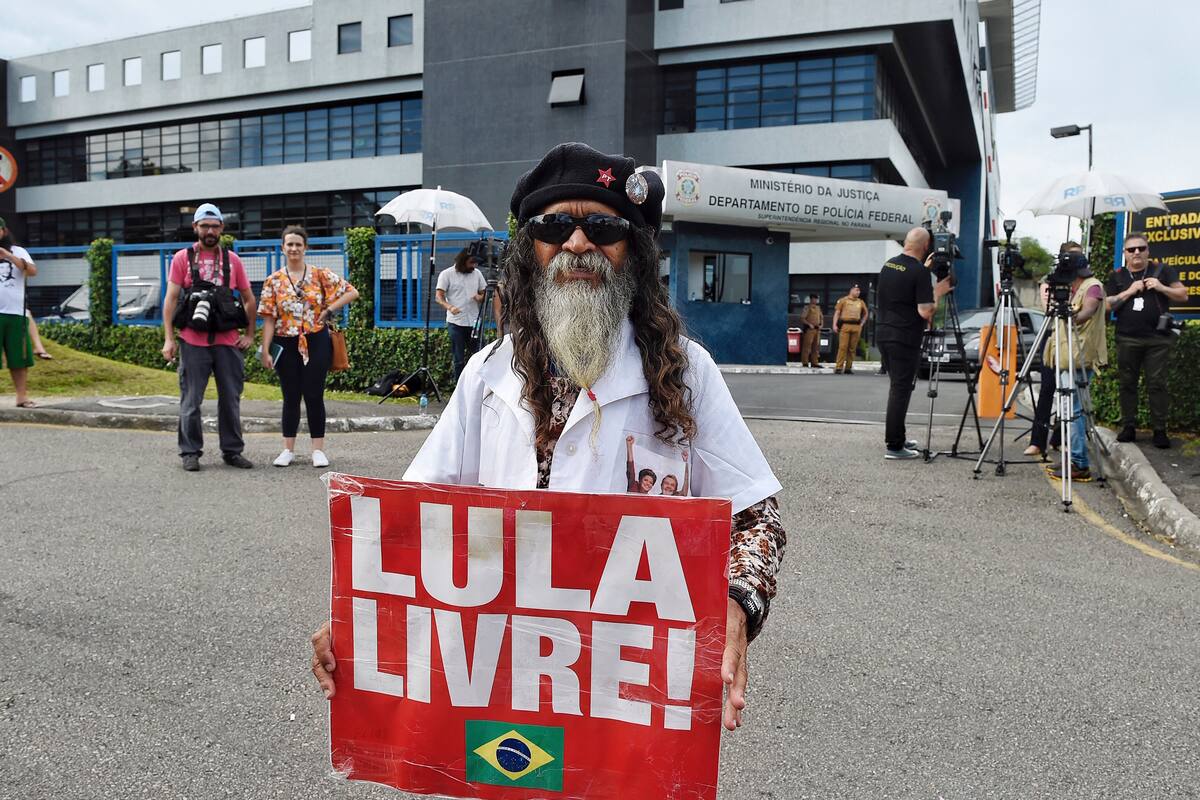 "Lula Libre Ahora" y "Lula preso", las redes se dividen en Brasil