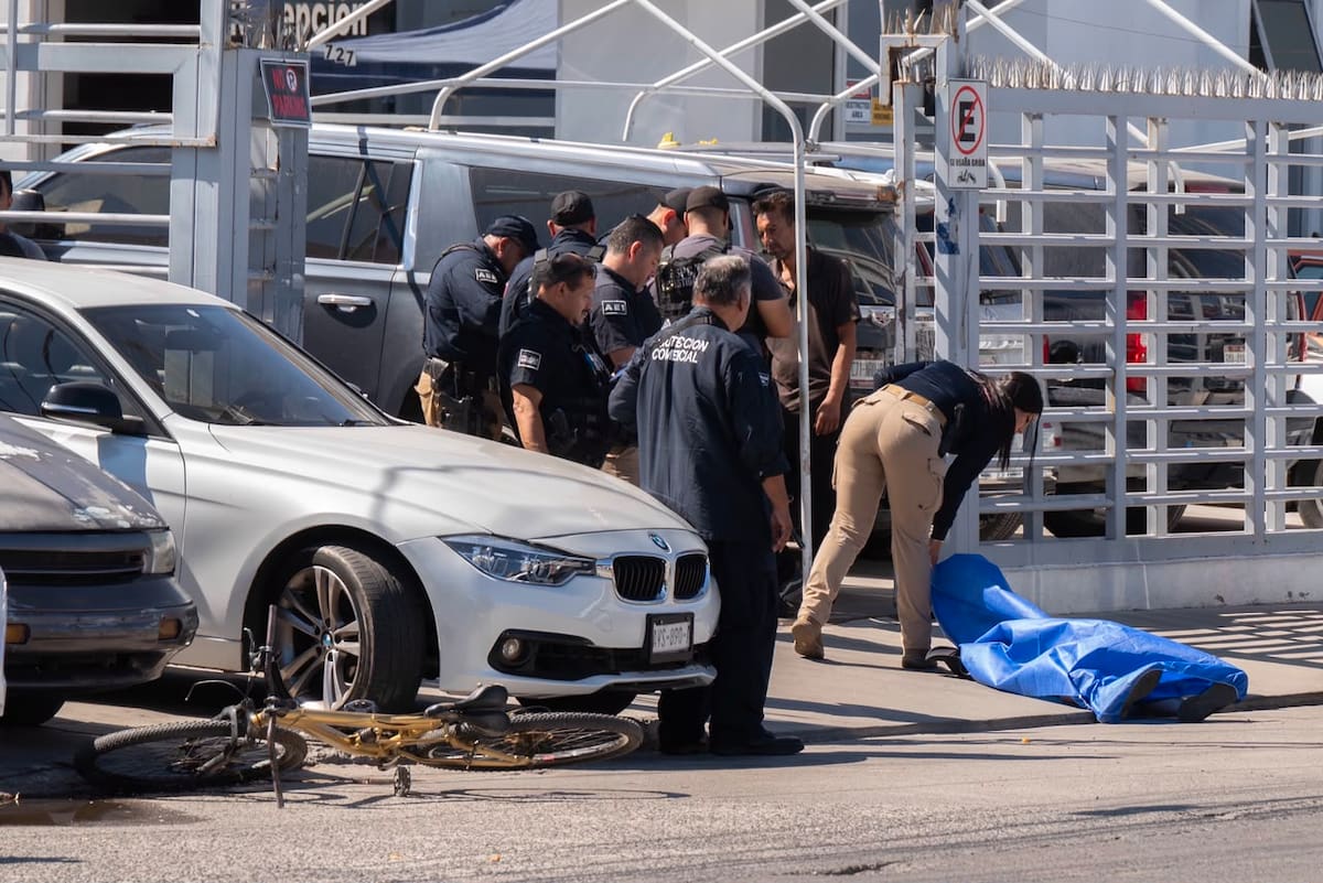 Agentes de la Fiscalía General del Estado resguardaron la zona donde ocurrió el ataque armado sobre la avenida Negrete, en la Zona Centro de Tijuana. Foto: Border Zoom.
