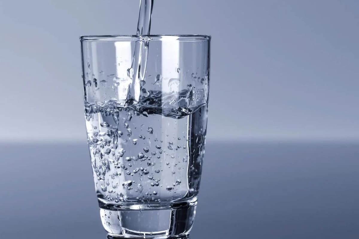 Esto es lo que pasa en tu cuerpo cuando no bebes agua en un día