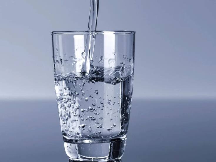 Esto es lo que pasa en tu cuerpo cuando no bebes agua en un día