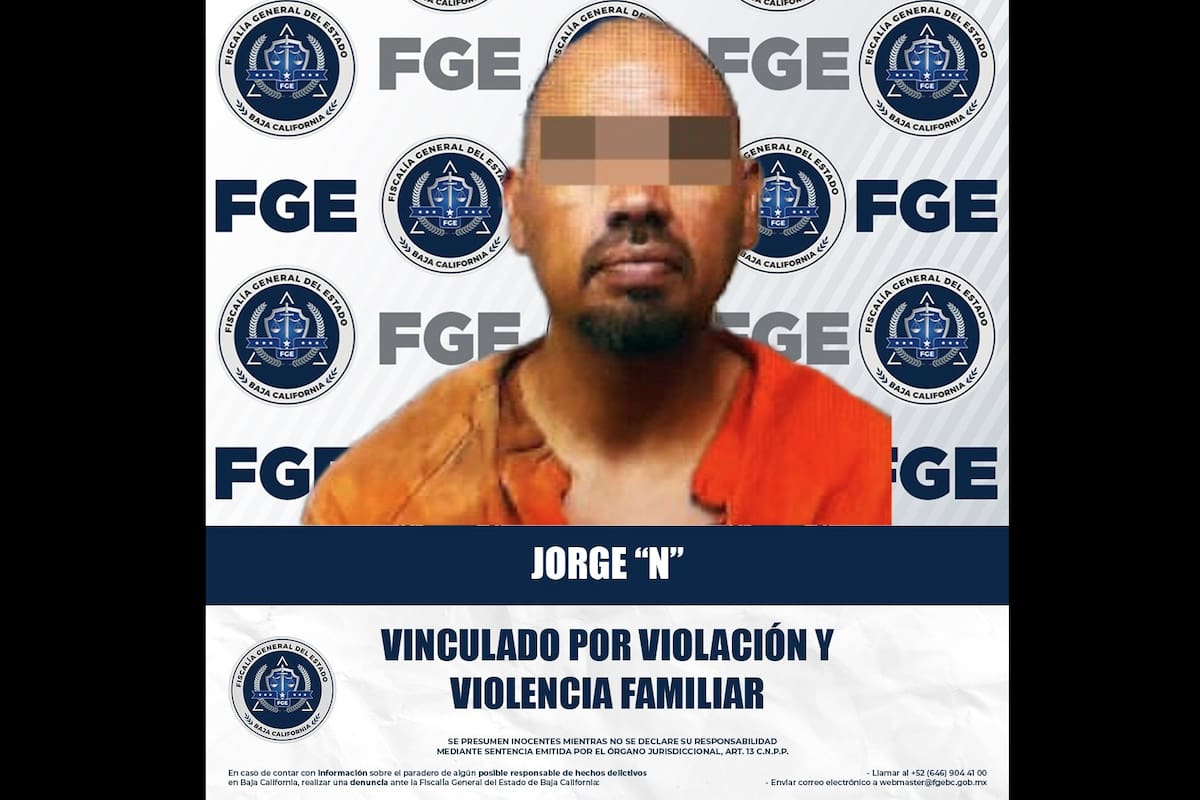 Lo acusan de golpear y violar a su pareja; seguirá en prisión mientras se le investiga