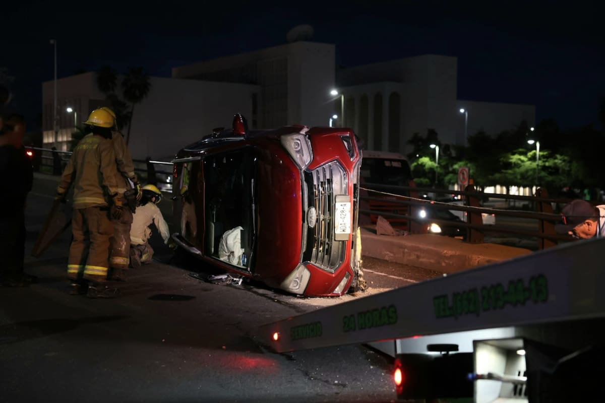 Hombre de 50 años es rescatado tras volcarse en el puente de Pino Suárez en Hermosillo