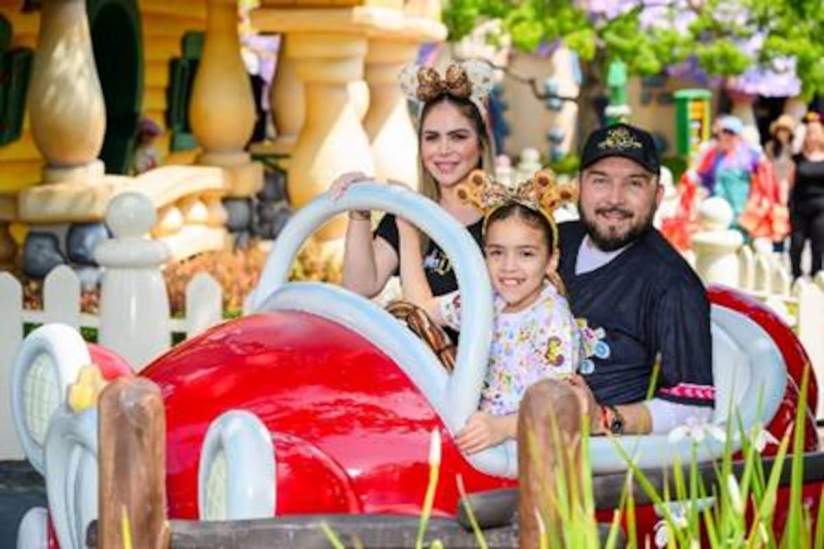 ¡Pura magia! “Poncho” Lizárraga de Banda El Recodo, recrea tierna foto en Disneyland