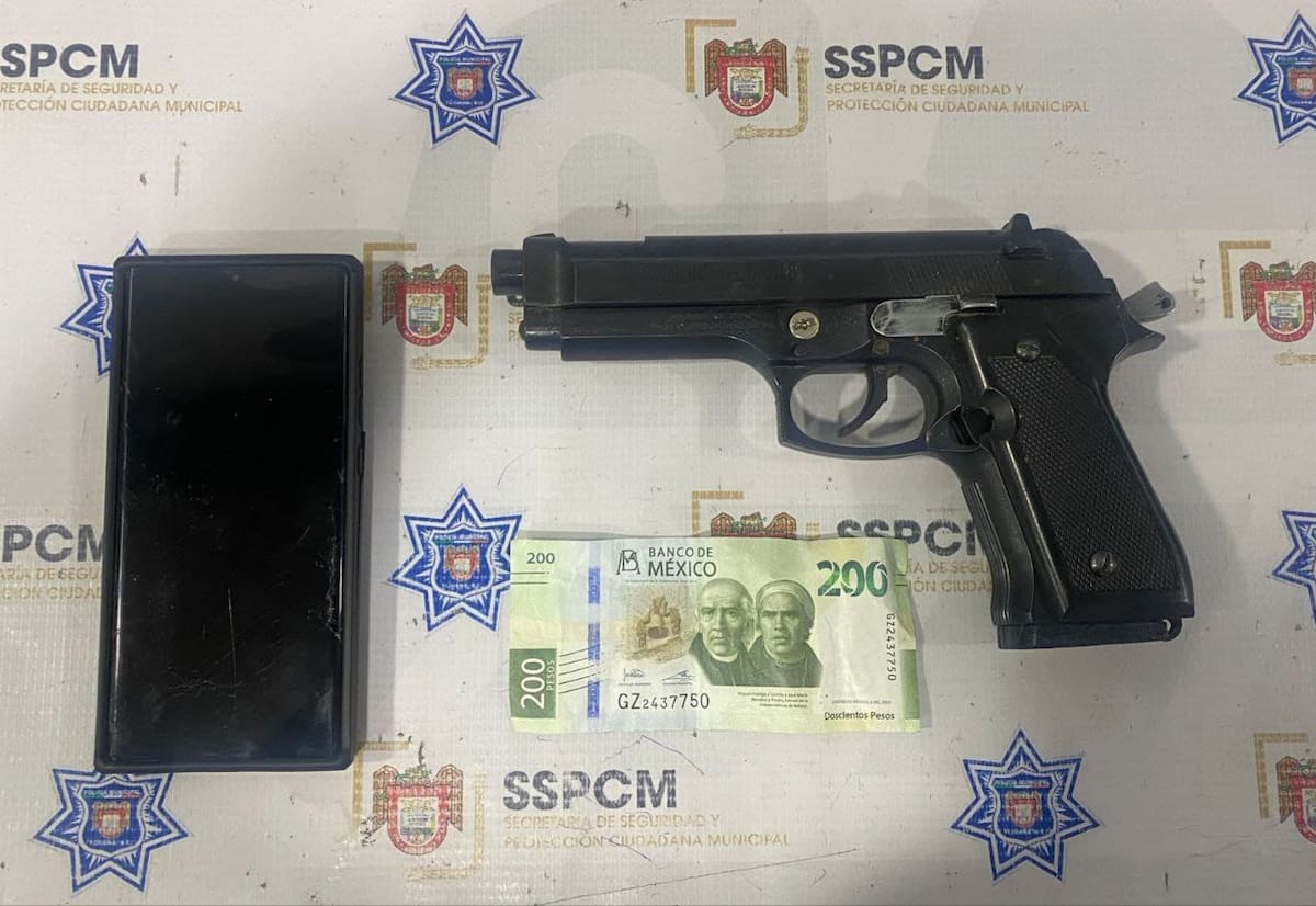 Durante la inspección al vehículo, fue localizada un arma de utilería utilizada para cometer el ilícito. | Foto: cortesía