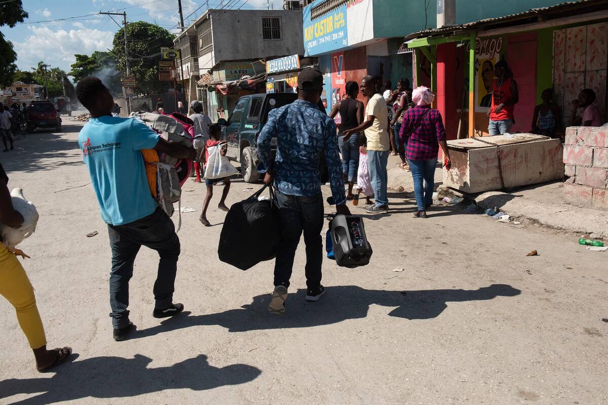 Familias haitianas huyen de la violencia por la bandas en puerto príncipe