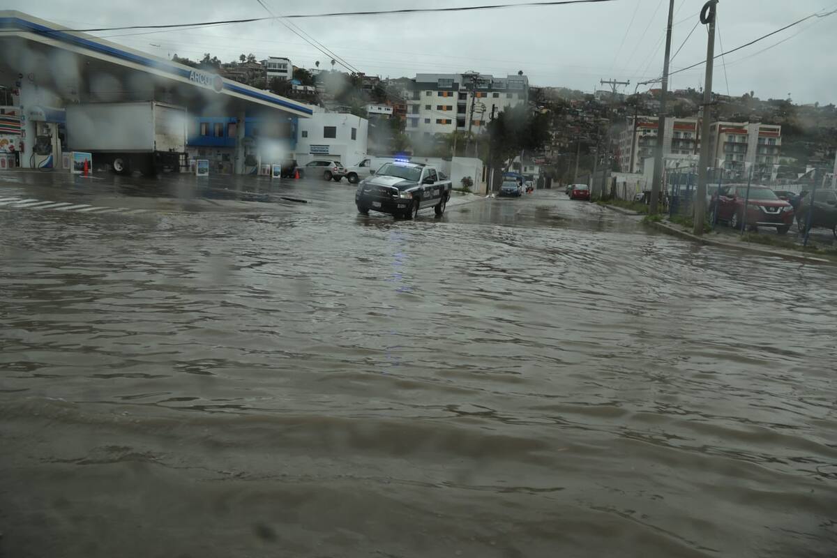 En total se registraron 18 reportes de emergencias, entre cortocircuitos, caídas de postes, caída de árboles, inundaciones, el rescate de un carro atascado en un encharcamiento y el derrumbe de un talud sobre viviendas en la colonia Pedregal de Santa Julia.