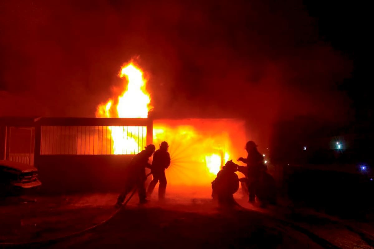 Toma clandestina provoca incendio en un ducto de Pemex