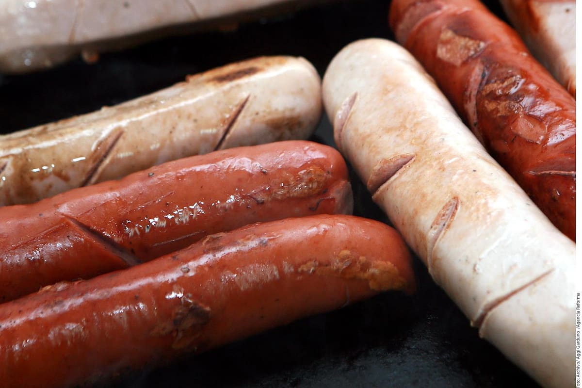 Autoridades alertan a consumidores por posibilidad de desarrollar cáncer al consumir salchichas