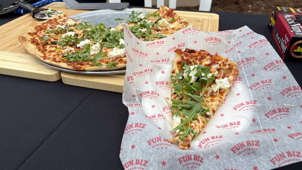 Uno de los platillos nuevos este año incluye una pizza de pistacho, carne molida y queso mozzarella dentro de un pan frito.