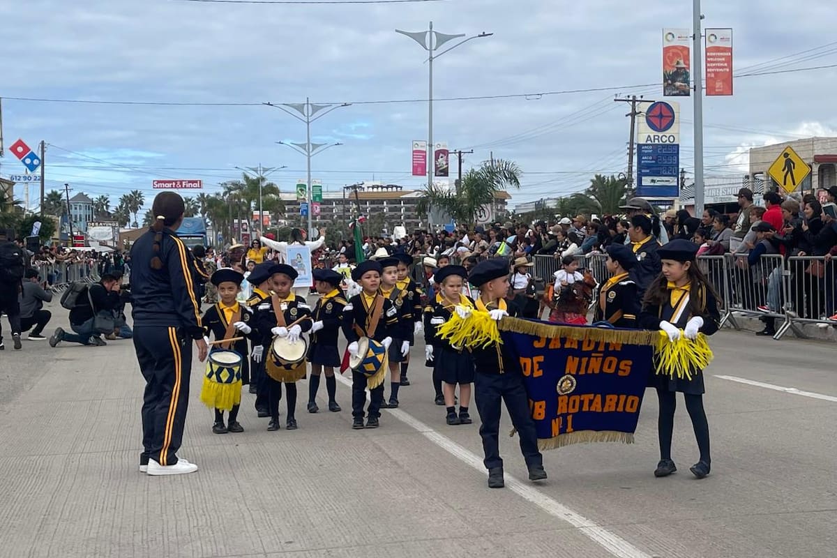 Realizan desfile en Rosarito; 58 contingentes marchan por el bulevar Benito Juárez