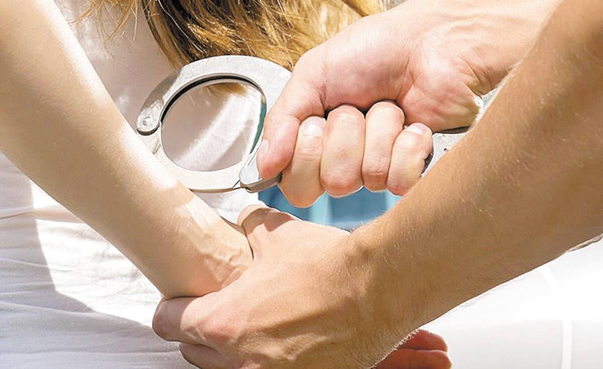 Una mujer fue detenida durante las actividades de cateo.