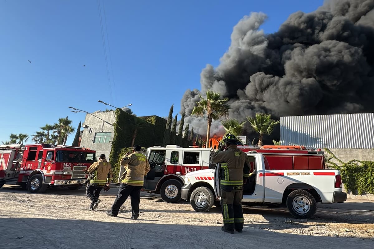 Fuerte incendio consume fábrica de plástico en el Ejido Mariano Matamoros en Tijuana