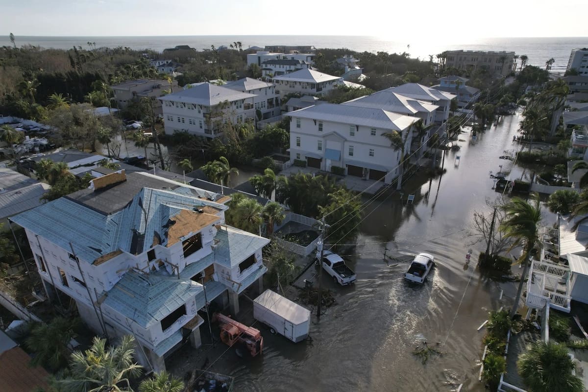 Archivo – Un camión circula por una calle inundada en Siesta Key, Florida, tras el paso del huracán Milton, el 10 de octubre de 2024. | Crédito: AP/Rebecca Blackwell