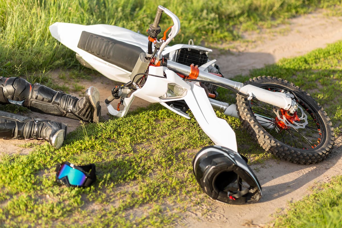 Motociclista muere tras caer de su vehículo y ser atropellado en Valle del Pedregal