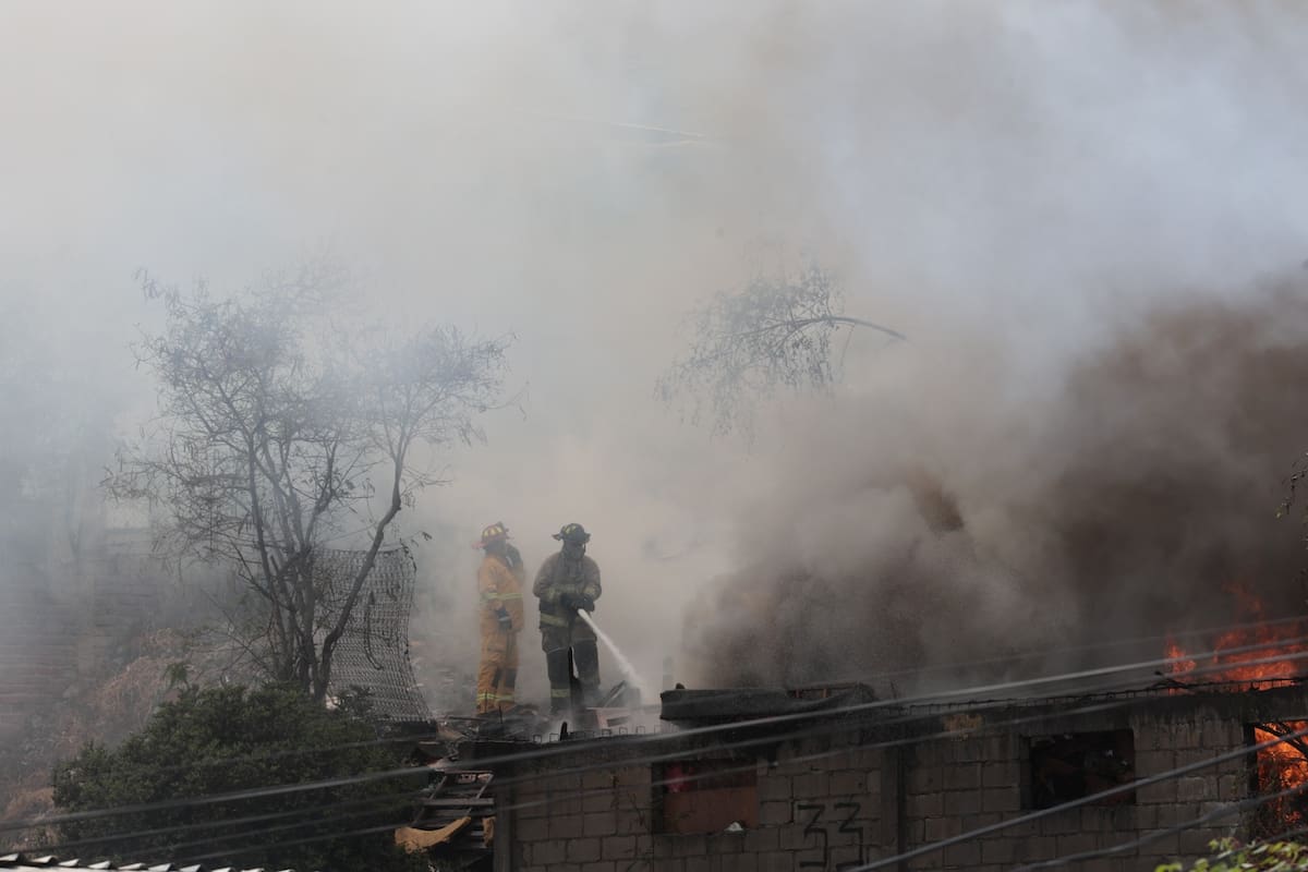Vecinos señalan a un hombre que quema basura como presunto responsable. Foto: Sergio Ortiz