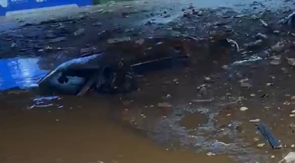 IMAGEN DE ARCHIVO. Más de 10 vehículos quedaron parcialmente sumergidos por las inundaciones en la avenida Reforma de Ensenada. Foto: Cortesía