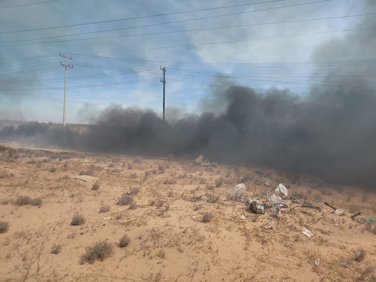 El fuego se originó en una zona del desierto utilizada como tiradero ilegal, donde la acumulación de residuos facilitó su propagación. Foto: Cortesía