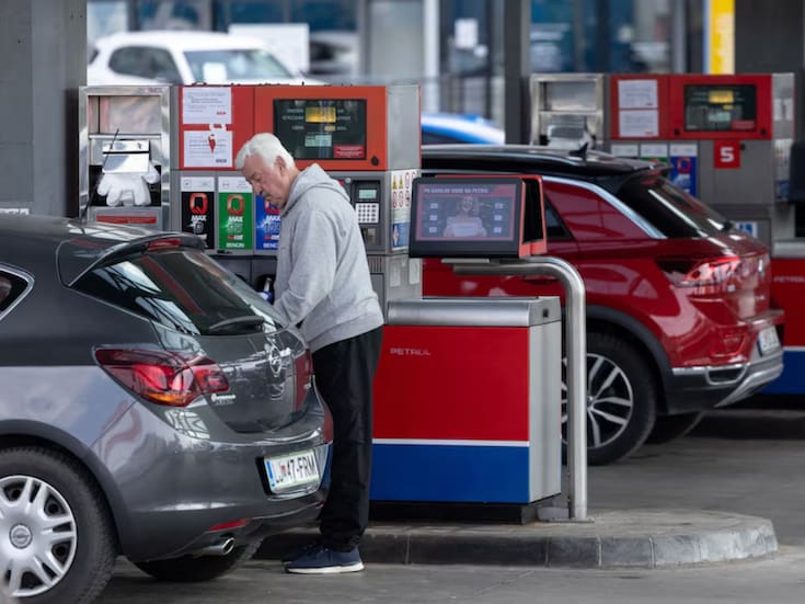 Eslovenia limita la compra de combustible a 50 litros diarios para particulares y 200 para empresas ante escasez temporal en gasolineras y despliega Ejército para garantizar distribución