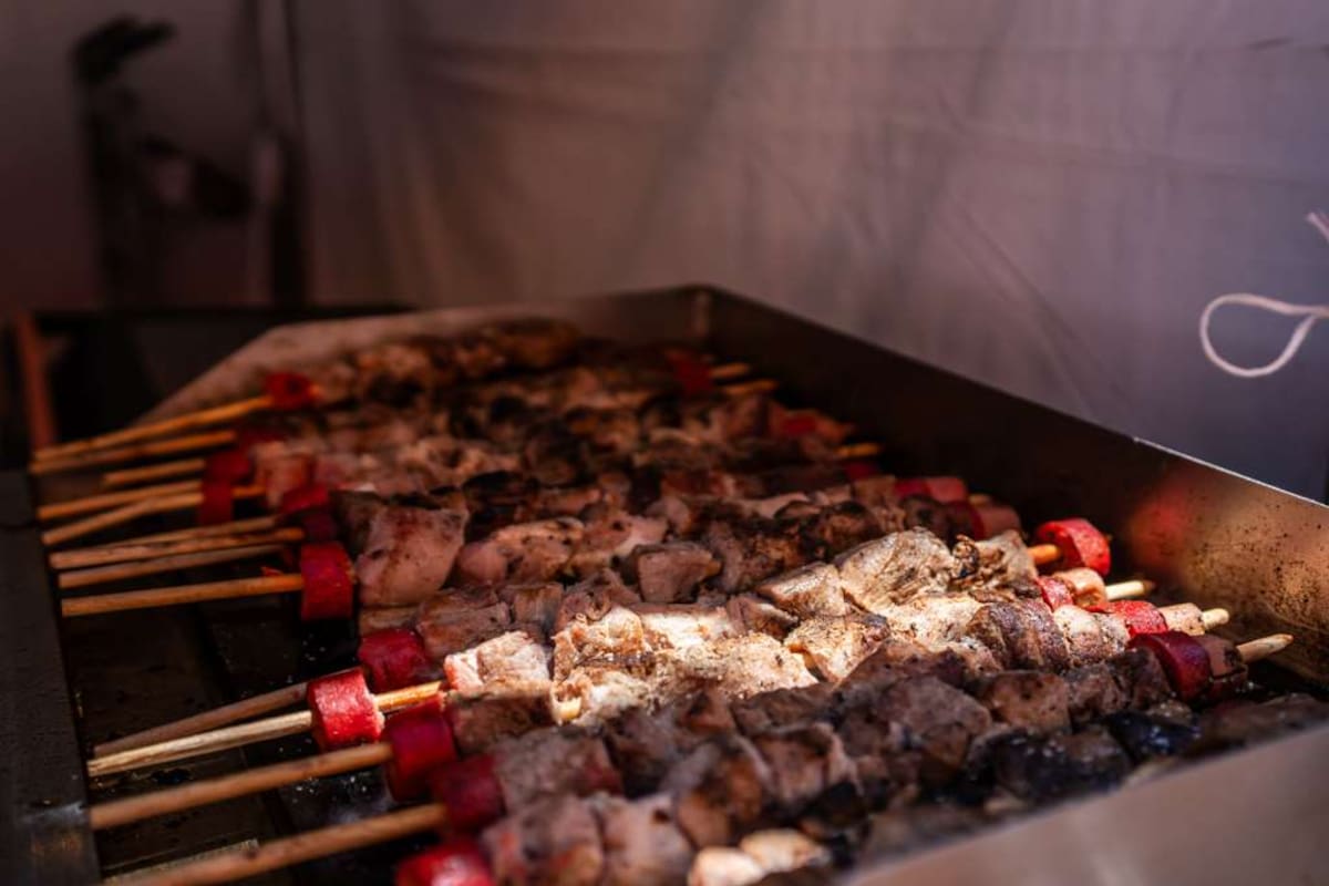 La primera edición de Sabor a Tijuana 2026 ofrece gastronomía local e internacional, reúne a 52 expositores y concluirá con un concierto de Benny Ibarra.
Fotos: Border Zoom.