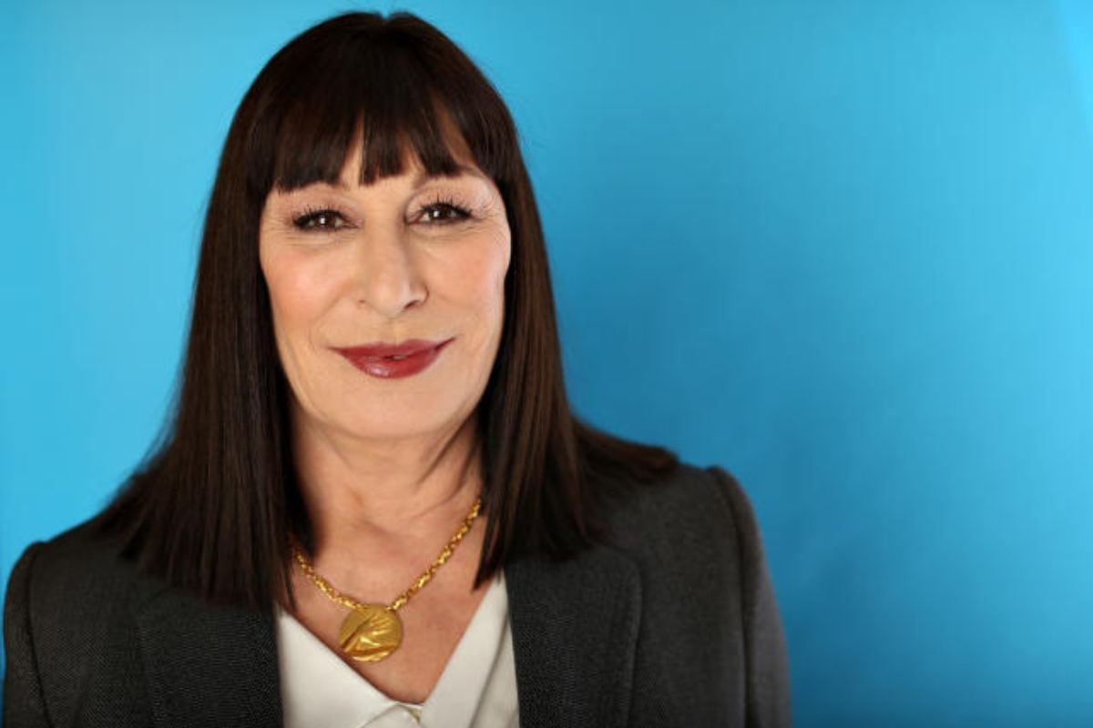 Anjelica Huston revela haber tenido una silenciosa lucha contra el cáncer.
