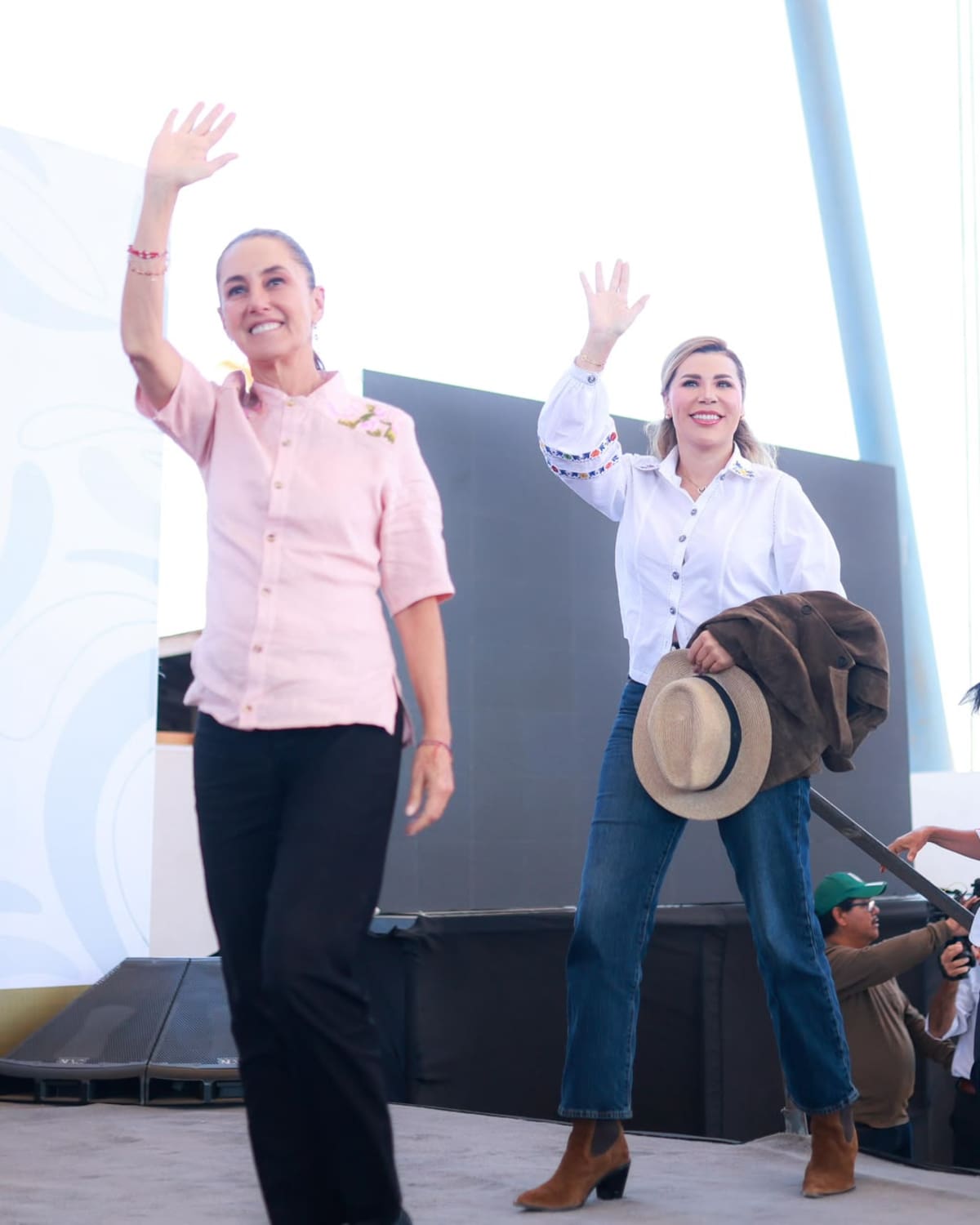 La presidenta Claudia Sheinbaum y la gobernadora Marina del Pilar encabezaron en San Quintín una jornada de supervisión del Plan de Justicia para los Trabajadores Agrícolas, que contempla apoyos en vivienda, salud, educación y servicios básicos. Foto: Cortesía.