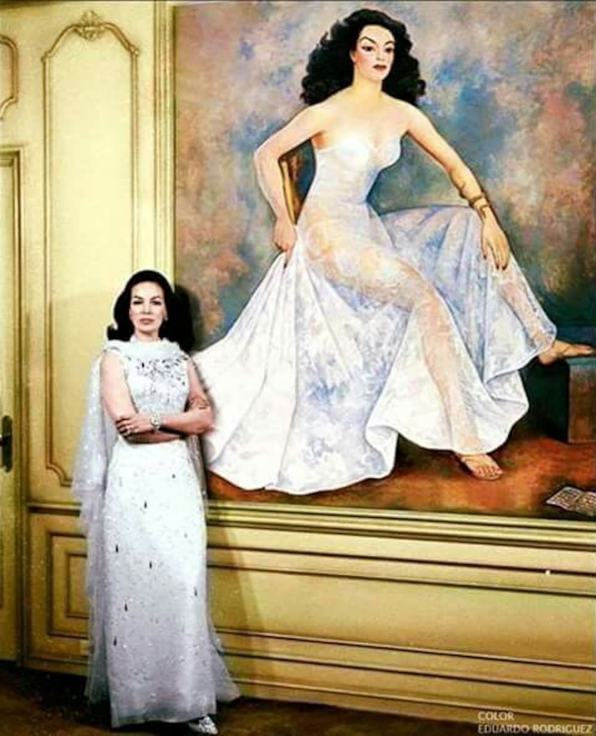 María Félix posando junto a la pintura que Diego Rivera hizo de sí misma.
