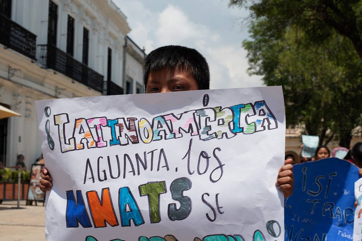 MEX6456. SAN CRISTOBAL DE LAS CASAS (MÉXICO), 01/05/2024.- Un niño sostiene un cartel durante una manifestación en contra de la violencia y explotación infantil, este miércoles durante el Día Internacional del Trabajo en San Cristobal de las Casas (México). Una decena de menores de edad, trabajadores de la etnia tzotzil de San Cristóbal de Las Casas, estado de Chiapas, marcharon este día del Trabajo contra la violencia y explotación infantil que se viven en comunidades, zonas rurales y ciudades en el sur de México y el mundo. EFE/ Carlos López