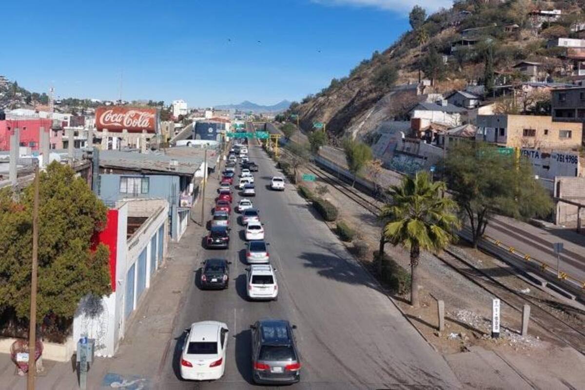Hacen largas filas para cruzar a EU en las garitas de Nogales