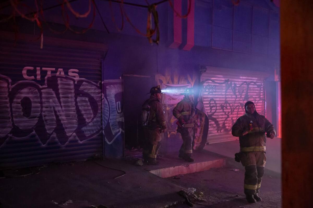 Bomberos controlaron un incendio en un local vacío usado como picadero sin registrar heridos. Foto: Border Zoom