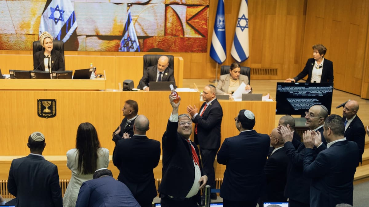 Organismos y gobiernos advierten que la legislación aplica solo a palestinos en tribunales militares, lo que podría profundizar la tensión regional y el debate sobre derechos humanos. /AP