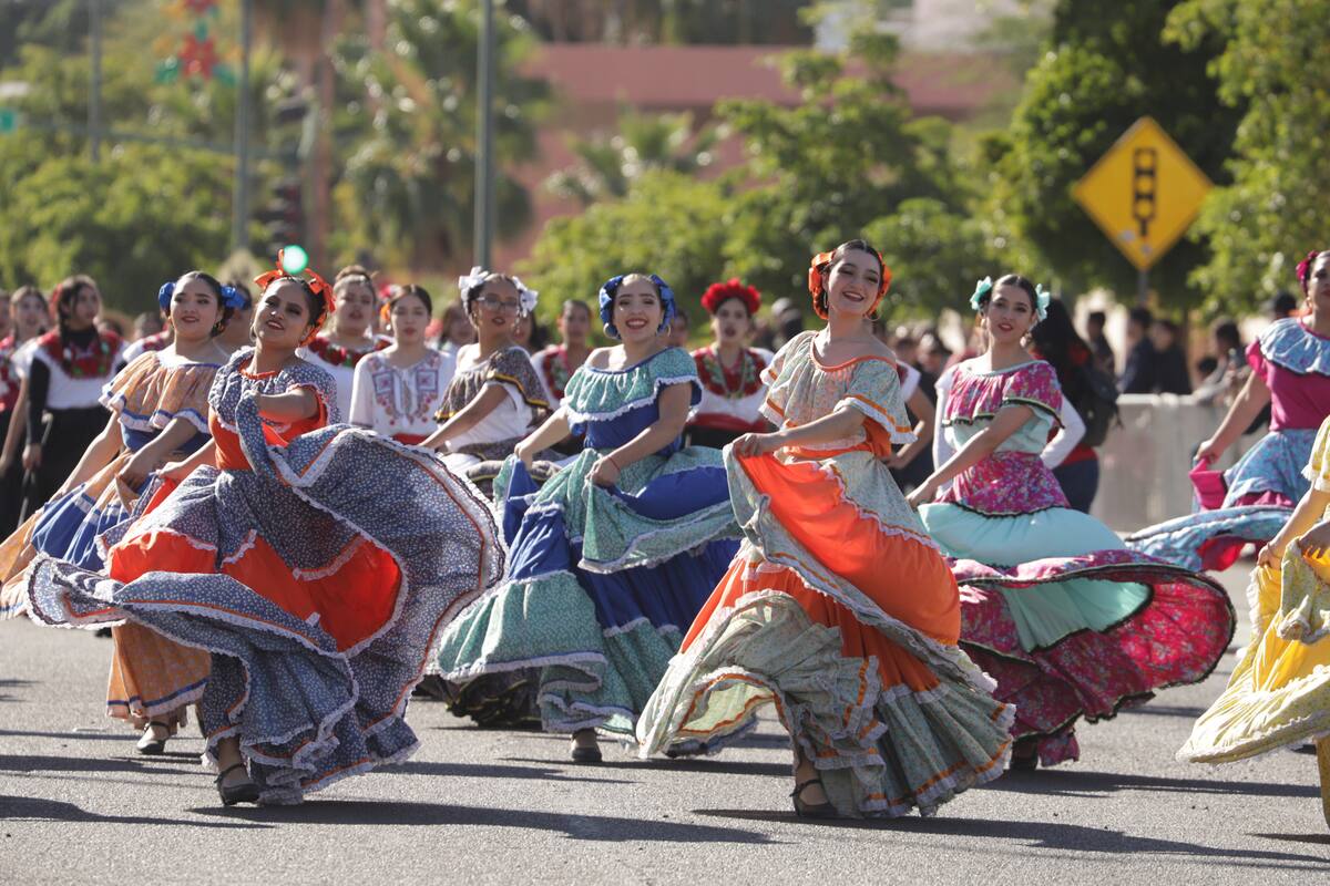 Hermosillenses viven desfile revolucionario con acrobacias y bailables
