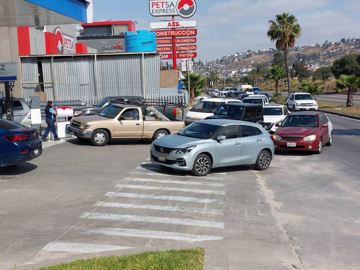 Compras de pánico por desabasto de gasolina en Tijuana.