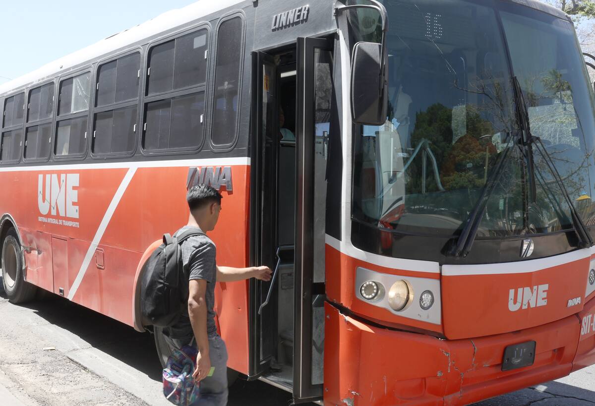 Los mismos estudiantes han cuestionado a los choferes porque tarda tanto la ruta, y la respuesta es que no hay suficientes camiones. FOTO: BANCO DIGITAL