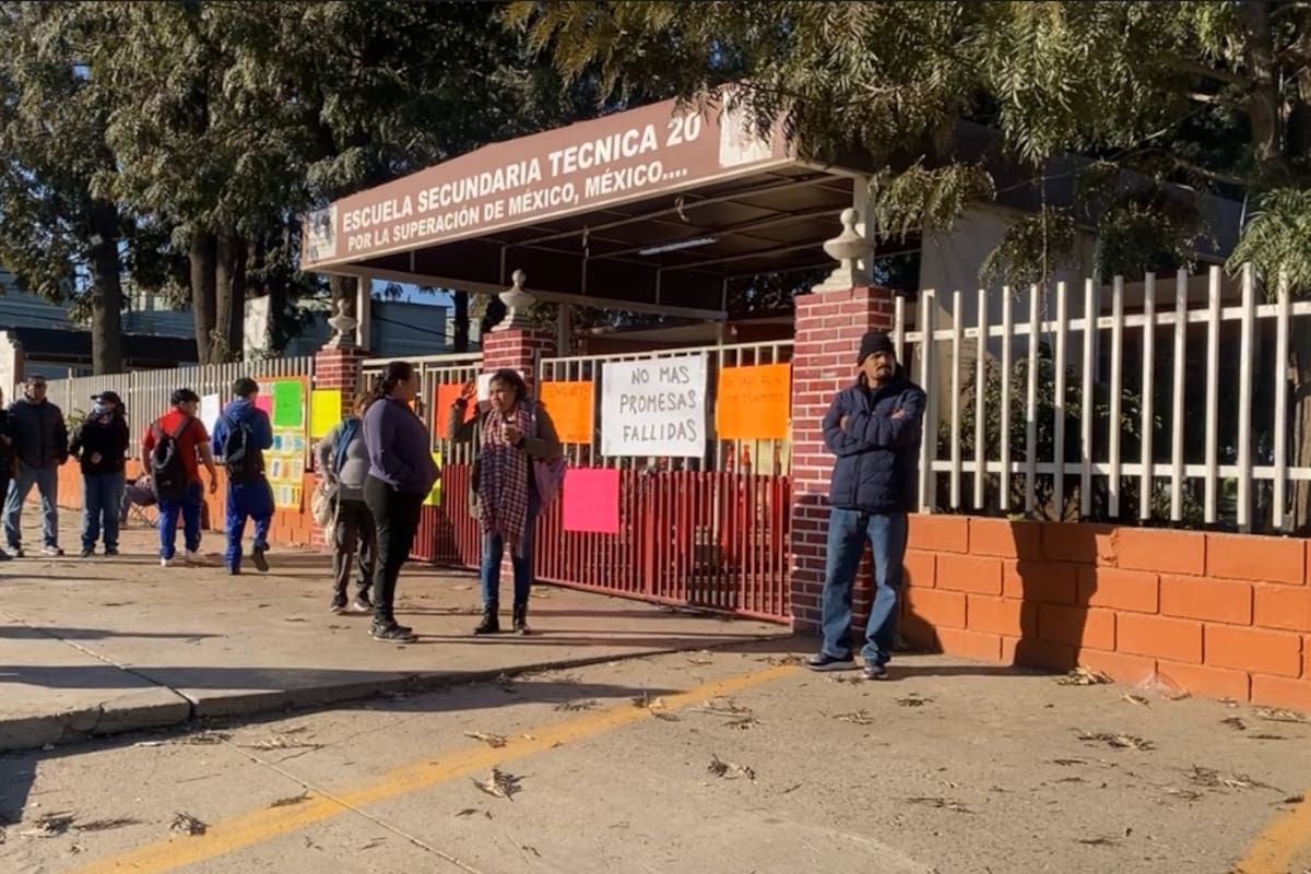 Padres de familia toman la Secundaria Técnica 20