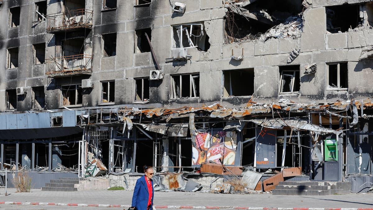 Ucranianos que huyeron de Mariúpol descubren que demolieron sus casas durante la guerra y se construyeron nuevos hogares para residentes rusos, mientras ellos no pueden volver ni recuperar una vivienda en su ciudad