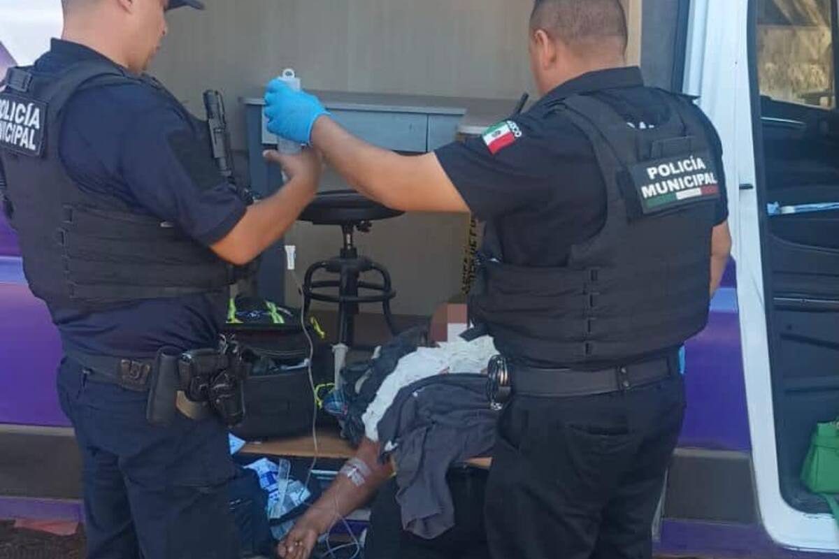 Auxilian policías a mujer atacada con agua hirviendo