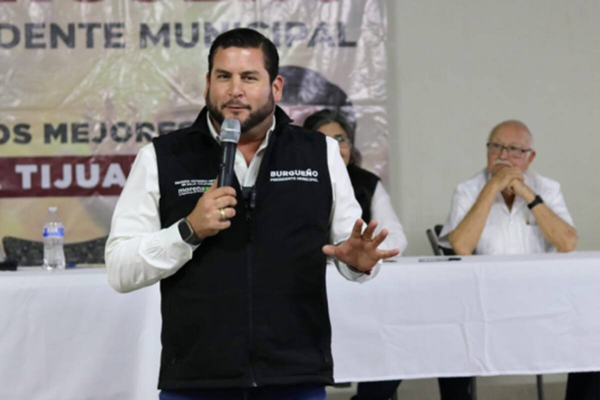 Ismael Burgueño sostiene encuentro con maestros jubilados
