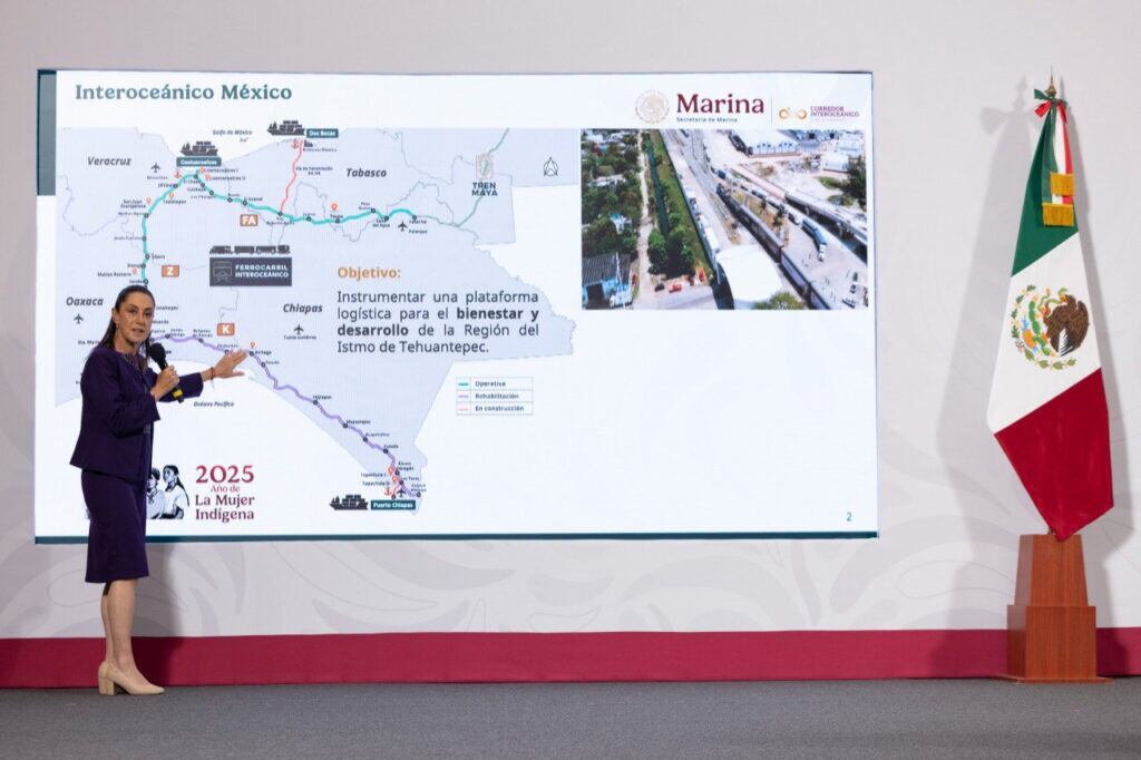 La presidenta Claudia Sheinbaum mostrando un mapa del Tren Interoceánico durante una de sus conferencias mañaneras en Palacio Nacional. | Foto: Presidencia de México