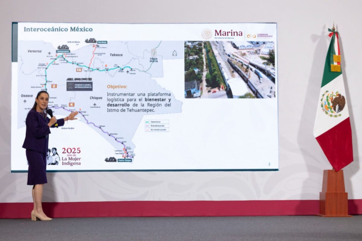 La presidenta Claudia Sheinbaum mostrando un mapa del Tren Interoceánico durante una de sus conferencias mañaneras en Palacio Nacional. | Foto: Presidencia de México